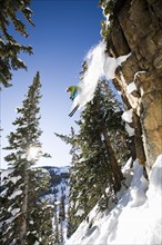 Skier jumping off cliff Aspen Snowmass, Aspen, Colorado, USA . Photographe : Shawn O'Connor