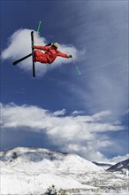 Skier jumping, Aspen, Colorado, USA . Photographe : Shawn O'Connor