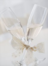 Champagne glasses tied with ribbon. Photographe : Jamie Grill