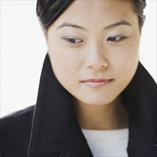Close-up of pensive young woman, studio shot. Photographe : PT Images