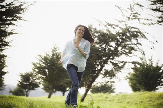 Woman walking in park. Photographe : PT Images