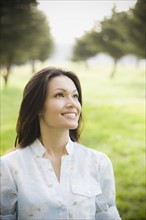 Woman smiling in park. Photographe : PT Images