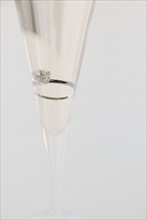 Engagement ring in champagne glass. Photographe : Jamie Grill