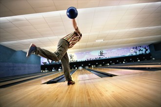 Man bowling, rear view. Photographe : Stewart Cohen
