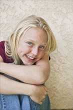 Girl (13-15) smiling, portrait. Photographe : Sarah M. Golonka
