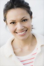 Portrait of woman smiling, outdoors. Photographe : PT Images