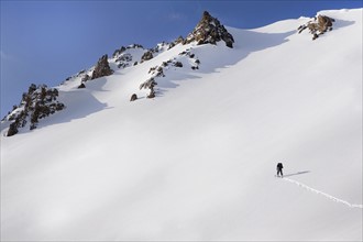 Person walking in snow up mountain, Aspen, Colorado, USA . Photographe : Shawn O'Connor