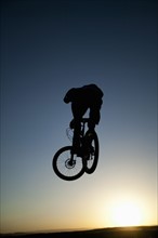 Fruita, Person performing stunt on bicycle, Fruita, Colorado, USA. Photographe : Shawn O'Connor