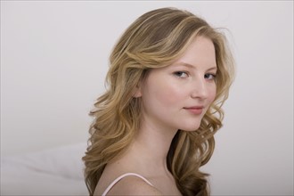 Young woman in string top, portrait. Photographe : David Engelhardt