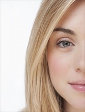 Studio portrait of young woman smiling. Photographe : Daniel Grill