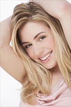 Studio portrait of young woman smiling. Photographe : Daniel Grill