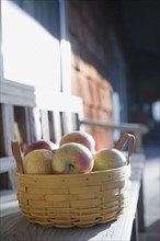 Basket of apples in street. Photographe : mark edward atkinson