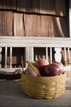 Basket of apples at Virginia Beach. Photographe : mark edward atkinson
