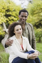 Portrait of couple smiling in park. Photographe : PT Images