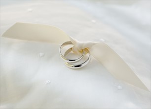 Two wedding rings tied with ribbon. Photographe : Jamie Grill