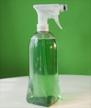 Green liquid spray bottle. Photographe : Jamie Grill
