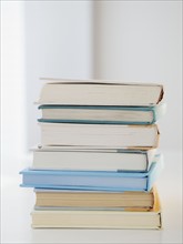 Pile of books, studio shot. Photographe : Jamie Grill