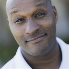 Portrait of man smiling, close-up. Photographe : PT Images