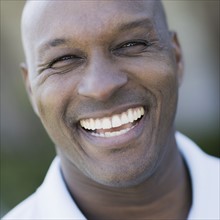 Portrait of man laughing, close-up. Photographe : PT Images