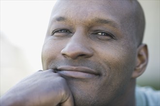 Portrait of man smiling, close-up. Photographe : PT Images