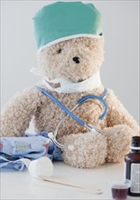 Teddy bear with medical equipment. Photographe : Jamie Grill