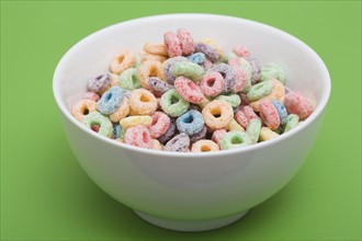 Bowl of colorful cereal rings. Photographe : Kristin Lee