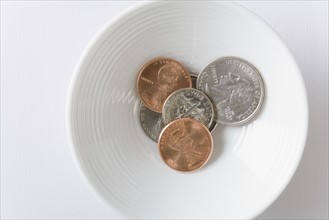 Coins in bowl. Photographe : Kristin Lee