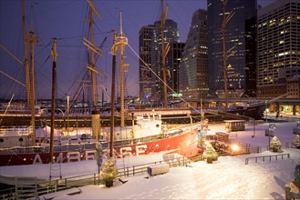 Seaport in winter. Photographer: fotog