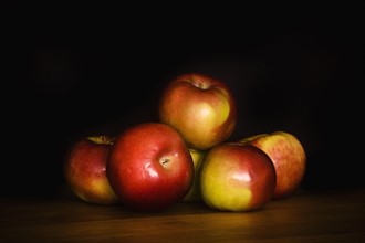 Apples. Photographer: Joe Clark