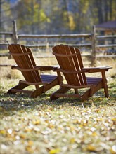 Adirondack chairs on lawn. Photographe : John Kelly