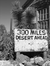 Road sign in the desert. Photographe : John Kelly