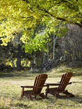 Adirondack chairs on lawn. Photographe : John Kelly