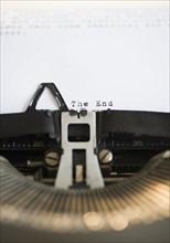 Typewriter and the end of the story. Photographe : Jamie Grill