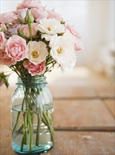 Jar of flowers. Photographe : Jamie Grill