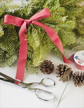 Craft supplies for Christmas wreath. Photographe : Jamie Grill
