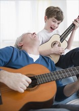 Father and son playing guitars. Photographe : Jamie Grill