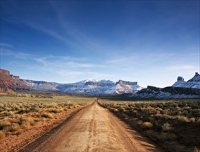 Desolate road through the desert. Photographe : John Kelly