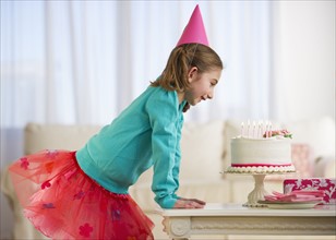 Young girl at birthday celebration. Photographe : Daniel Grill