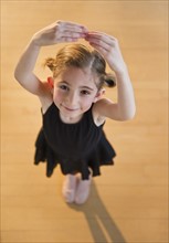 Young girl at ballet class. Photographe : Daniel Grill