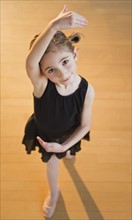 Young girl at ballet class. Photographe : Daniel Grill