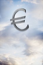 Euro symbol floating amongst the clouds. Photographe : Mike Kemp
