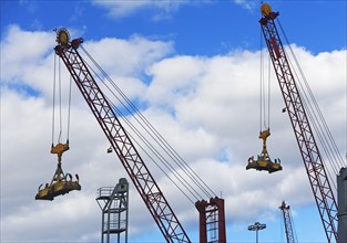 Cranes lifting cargo. Photographe : fotog