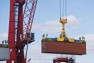 Crane lifting shipping container. Photographe : fotog