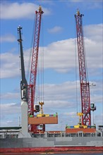 Cranes on cargo ship. Photographe : fotog