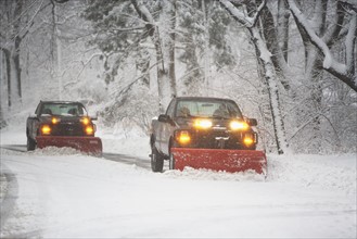 Trucks plowing snow off the road. Photographe : fotog