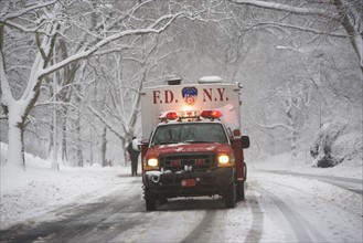 New York City fire department vehicle driving on snowy road. Photographe : fotog