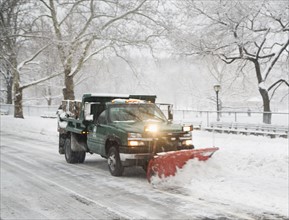 Snow plow truck clearing road. Photographe : fotog