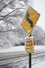 Speed limit sign covered in snow. Photographe : fotog