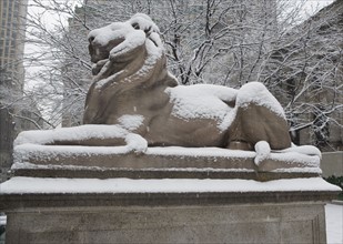 Lion sculpture covered in snow. Photographe : fotog