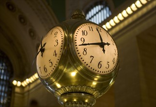 Clock inside Grand Central Station building. Photographe : fotog
